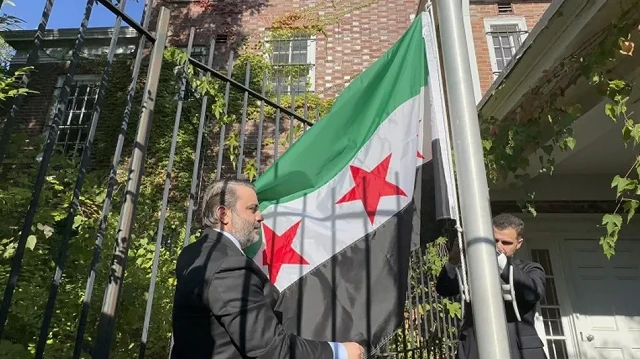 الشيباني يرفع العلم السوري على سفارة دمشق لدى واشنطن