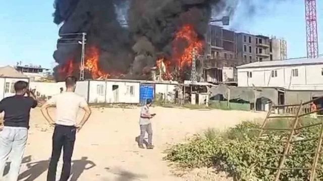 Yangında konteyner yatakhane kullanılmaz hale gelirken ilk belirlemelere göre can kaybı ve yaralanma yaşanmadığı öğrenildi.