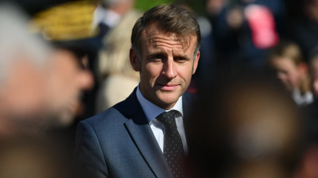 Le président français Emmanuel Macron réagit lors d'une visite à l'abbaye bénédictine de Pontlevoy, dans le cadre de la 42e édition des Journées européennes du patrimoine, à Pontlevoy, dans le centre de la France, le 19 septembre 2025.