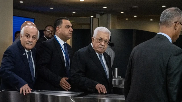 Mahmoud Abbas, président de l'État de Palestine, arrive au siège des Nations Unies à l'occasion de l'Assemblée générale des Nations Unies (AGNU) le 24 septembre 2024 à New York.
