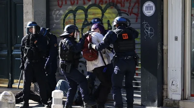 French trade unions issue ultimatum, threaten premier with new strikes