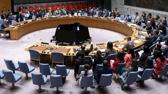 Le Conseil de sécurité des Nations unies tient une réunion sur l'Iran au siège de l'ONU le 19 septembre 2025, à New York. Le Conseil de sécurité de l'ONU a voté vendredi en faveur du rétablissement des sanctions contre l'Iran après que la Grande-Bretagne, la France et l'Allemagne ont accusé Téhéran d'avoir violé un accord historique sur la gestion de ses activités nucléaires.