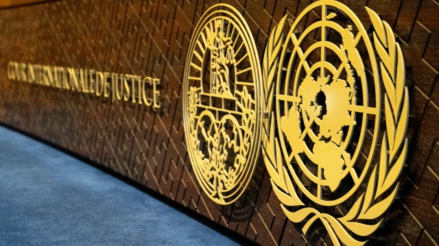 Cette photographie montre le logo de la Cour internationale de justice (CIJ) lors d'une audience au cours de laquelle l'équipe juridique israélienne a présenté sa réponse à la requête de l'Afrique du Sud à La Haye, le 17 mai 2024. 