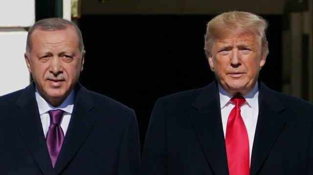 Le président américain Donald Trump accueille le président turc Recep Tayyip Erdoğan (à gauche) à son arrivée devant la Maison Blanche à Washington, DC, le 13 novembre 2019. Le président américain Donald Trump a déclaré le 19 septembre 2025 qu'il accueillerait le président turc Recep Tayyip Erdogan à la Maison Blanche la semaine prochaine et qu'il espérait trouver une solution au différend de longue date concernant les avions de combat.