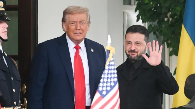 Le président ukrainien Volodymyr Zelensky est accueilli par le président américain Donald Trump (à gauche) à son arrivée à l'aile ouest de la Maison Blanche à Washington, DC, le 18 août 2025. Le président Donald Trump devrait rencontrer son homologue ukrainien Volodymyr Zelensky la semaine prochaine et espère toujours négocier un accord de paix impliquant le président russe Vladimir Poutine, a déclaré le secrétaire d'État Marco Rubio le 16 septembre 2025.
