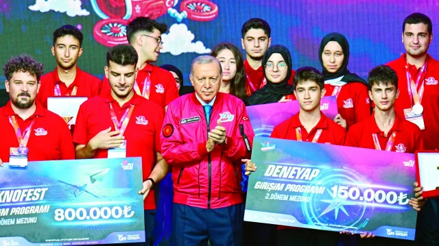 TEKNOFEST’te dereceye girenlerin ödüllerini veren Cumhurbaşkanı Erdoğan, gençlerle hatıra fotoğrafı çektirdi.
