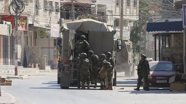 الضفة.. جيش الاحتلال يعتقل 8 فلسطينيين ويحتجز العشرات وسط ضرب وتنكيل