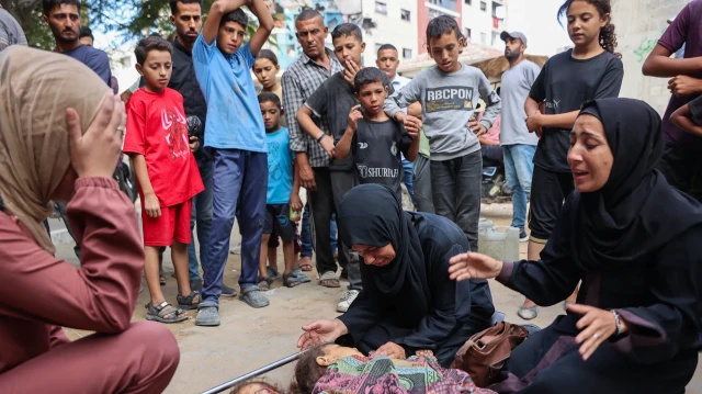 Des proches pleurent devant les corps de Layan, 2 ans, et Iman Salem, 5 ans, tués lors de frappes israéliennes sur leur tente de déplacés dans le quartier d'Al-Nasr, à l'hôpital Al-Shifa de Gaza, le 8 septembre 2025.