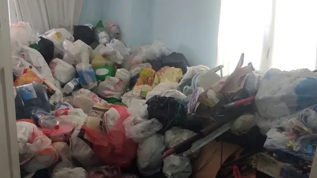 Atıkların çıkarılmasının ardından evde ilaçlama yapıldı. 