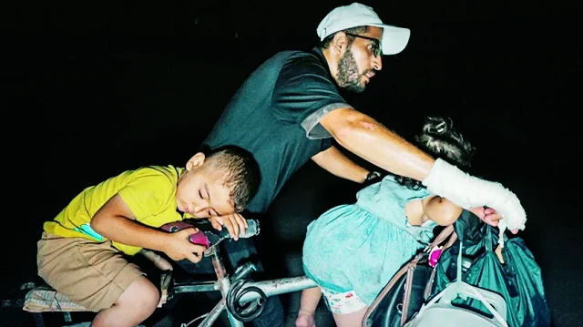 Nuseyrat’a 13 kilometre yürüyen Fiilistinliler, buradan El-Mevasi’ye ulaşmak için 20 kilometre daha yol alıyor.