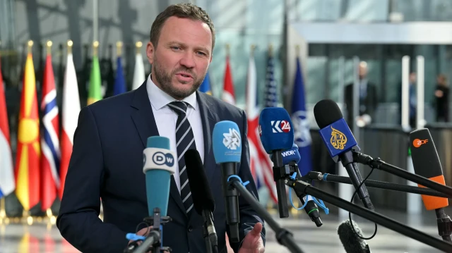 Le ministre estonien des Affaires étrangères, Margus Tsahkna, s'adresse à la presse à son arrivée à une réunion des ministres des Affaires étrangères de l'OTAN au siège de l'organisation à Bruxelles, le 3 avril 2025.