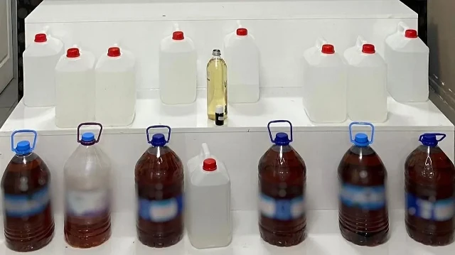 İki ayrı adreste yapılan aramalarda toplam 69,25 litre kaçak, sahte şişelenmiş alkol ele geçirildi.