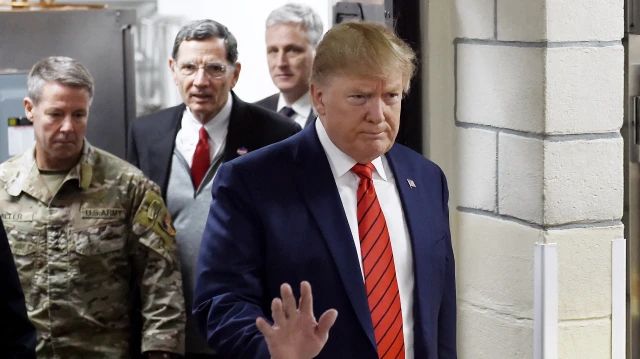 Le président américain Donald Trump arrive pour rencontrer les troupes lors d'une visite surprise à l'occasion de Thanksgiving à la base aérienne de Bagram, le 28 novembre 2019 en Afghanistan.
