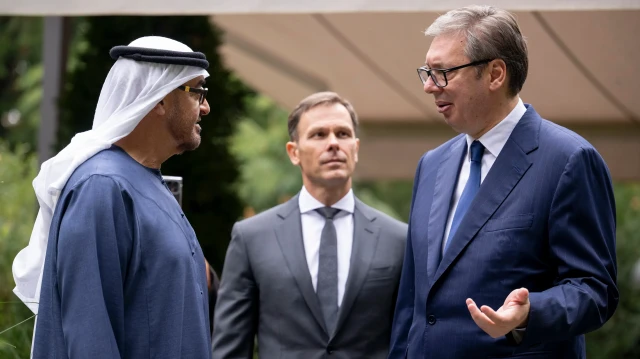 رئيس الإمارات يلتقي نظيره الصربي في بلغراد ويشهدان عرضا عسكريا