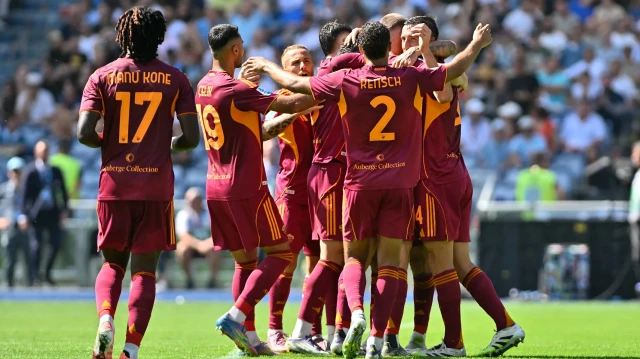 Romalı futbolcuların gol sevinci 