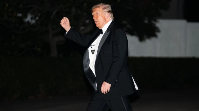 Le président américain Donald Trump lève le poing après son retour à la Maison Blanche à Washington, DC, le 20 septembre 2025. Trump a assisté au dîner des fondateurs de l'American Cornerstone Institute à Mount Vernon, en Virginie.