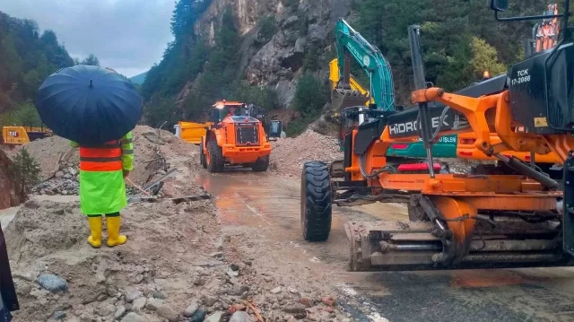 Karadeniz'de aşırı yağışlar sonrası oluşan sel ve taşkınların izi siliniyor.