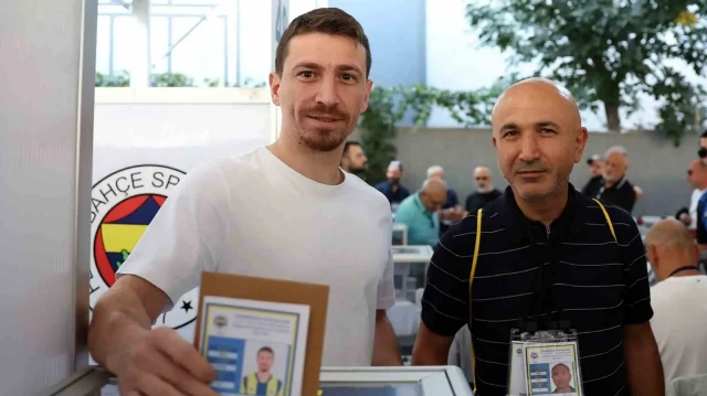 Fenerbahçe'de başkanlık seçiminde takım kaptanı Mert Hakan Yandaş da oy kullandı.