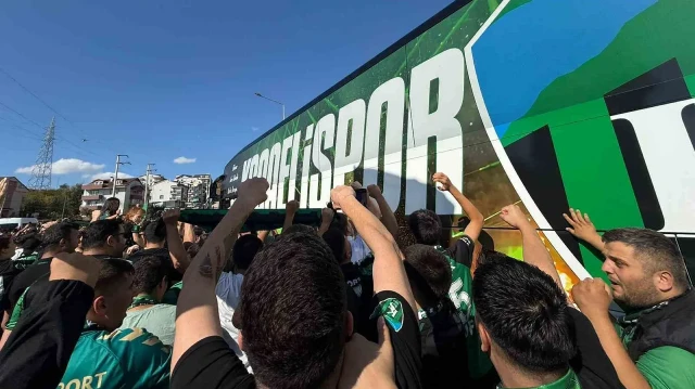 Kocaelispor taraftarları maç öncesi takıma moral verdi. 