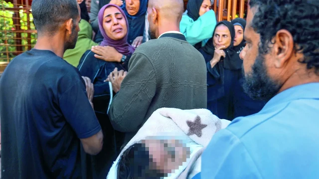 Aye el-Attar, oğlunun kucağında olduğu sırada karnından vurulduğunu söyledi.