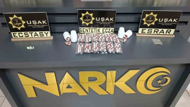 Adreslerlerde yapılan aramalarda, 704 adet sentetik ecza, 725 kullanımlık A4 bonzai, 3,15 gram metamfetamin, 13 adet ecstasy, 1 gram esrar ve 1 adet hassas terazi ele geçirildi.