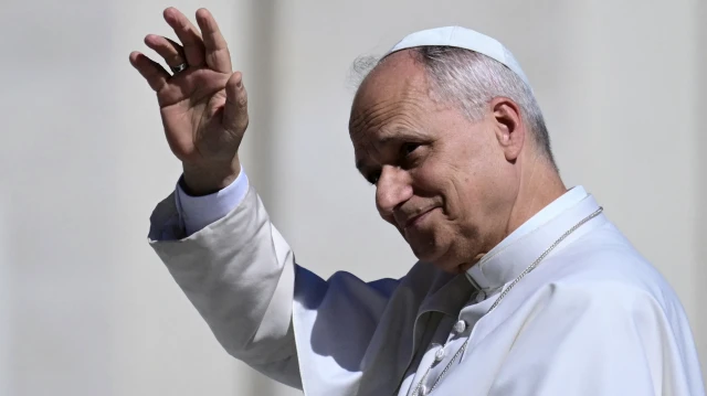 Le pape Léon XIV salue la foule lors d'une audience dans le cadre du Jubilé de la justice sur la place Saint-Pierre au Vatican, le 20 septembre 2025.
