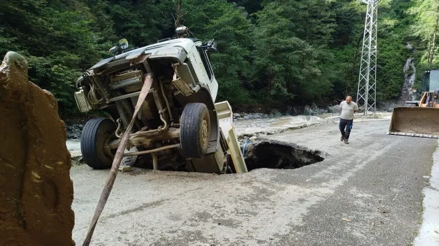 Kontrol amaçlı Arhavi Devlet Hastanesi'ne götürülen sürücü, tedavisi sonrasında taburcu edildi.