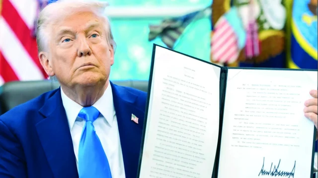 Trump, çalışma vizesi programında, şirketlerin ödeyeceği başvuru ücretinin 100 bin dolara çıkarılmasını öngören kararnameyi imzaladı