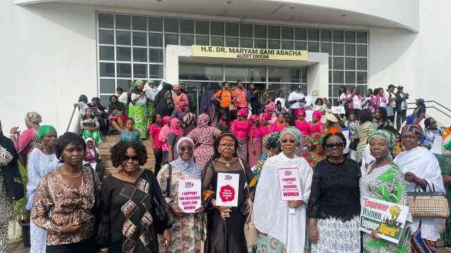 Divers groupes de femmes se sont rassemblés au Centre national des femmes Maryam Babangida avant de marcher vers l'Assemblée nationale pour remettre des mémorandums sur les sièges réservés aux femmes au parlement, le 22 septembre 2025.