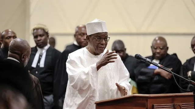 Maurice Kamto (C), dont la candidature n'a pas été retenue par Élections Cameroun (ELECAM), fait un geste alors qu'il assiste à l'audience d'appel devant le Conseil constitutionnel, à Yaoundé, le 4 août 2025.