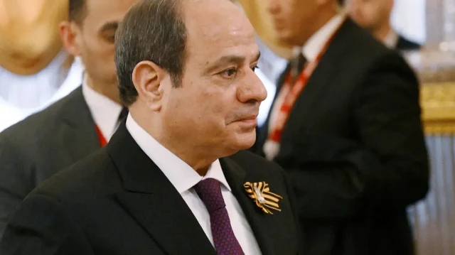 الرئيس المصري يعفو عن سجناء بينهم الناشط علاء عبد الفتاح