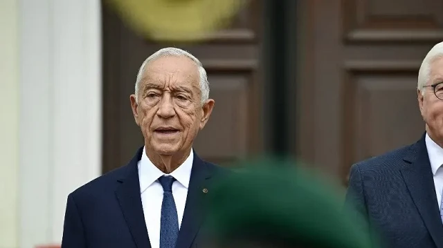 Le président allemand Frank-Walter Steinmeier (à droite) et le président portugais Marcelo Rebelo de Sousa passent en revue une garde d'honneur militaire lors d'une cérémonie officielle d'accueil devant le palais présidentiel de Bellevue à Berlin, le 12 septembre 2025.