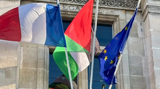 Le maire de Saint-Denis a fait hisser le drapeau palestinien sur sa mairie, le 22 septembre 2025.