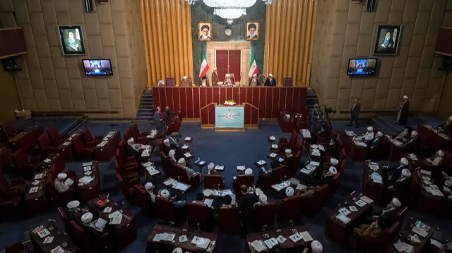 إيران.. عشرات من نوّاب البرلمان يطالبون بإنتاج أسلحة نووية