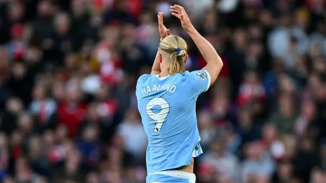 L’attaquant norvégien de Manchester City, Erling Haaland, applaudit les supporters en quittant le terrain, lors du match de football de Premier League anglaise entre Arsenal et Manchester City au stade Emirates de Londres, le 21 septembre 2025.