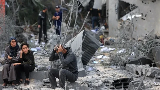 غزة تباد.. فقدان 60 فلسطينيا تحت أنقاض منزل قصفته قوات الاحتلال