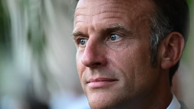 Le président français Emmanuel Macron assiste à la fin d'une cérémonie marquant le 81e anniversaire de la libération de Bormes-les-Mimosas pendant la Seconde Guerre mondiale, dans le sud-est de la France, le 17 août 2025.