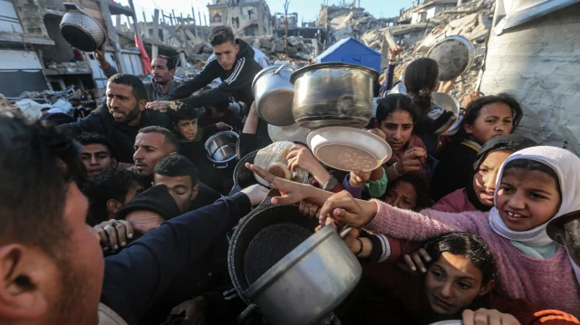 حكومة غزة: إسرائيل تكرس تجويع الفلسطينيين بإغلاق معبر زيكيم