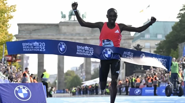 Le Kényan Sabastian Sawe franchit la ligne d’arrivée et remporte la 51e édition du marathon de Berlin, en Allemagne, le 21 septembre 2025.