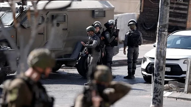 الاحتلال الإسرائيلي يصيب 3 فلسطينيين ويعتقل آخرين في الضفة