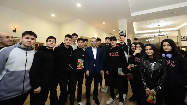 Pendik’te eğitim müjdesini Başkan Ahmet Cin duyurdu: Üniversiteyi kazanan gençlere 15 TL destek.