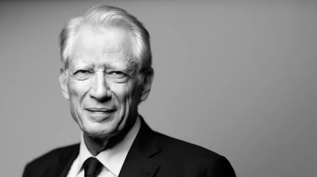 L'ancien Premier ministre français Dominique de Villepin pose lors d'une séance photo à Paris, le 4 avril 2025.
