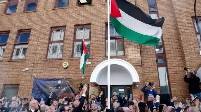 "خطوة جديدة نحو الحرية".. رفع علم فلسطين فوق سفارتها بلندن