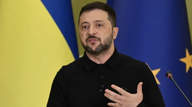 Le président ukrainien Volodymyr Zelensky s'exprime lors d'une conférence de presse avec le président du Parlement européen à l'issue de leurs discussions à Kiev le 17 septembre 2025, dans le contexte de l'invasion russe de l'Ukraine.