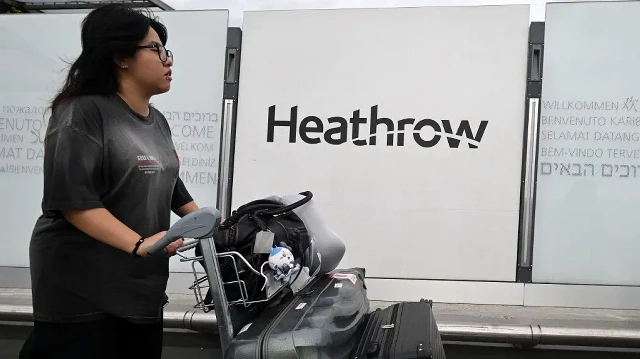 Un voyageur quitte le terminal de l’aéroport de Heathrow, à l’ouest de Londres, le 20 septembre 2025.