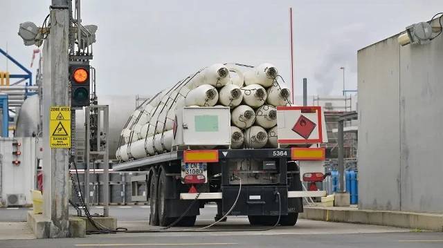 Bouteilles d’hydrogène exposées sur un camion à l’usine d’hydrogène "Air Liquide" de Port-Jérôme, dans le nord-ouest de la France, le 18 décembre 2023.
