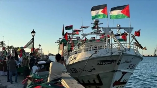 طائرات مسيّرة تحلق فوق سفينة بأسطول الصمود