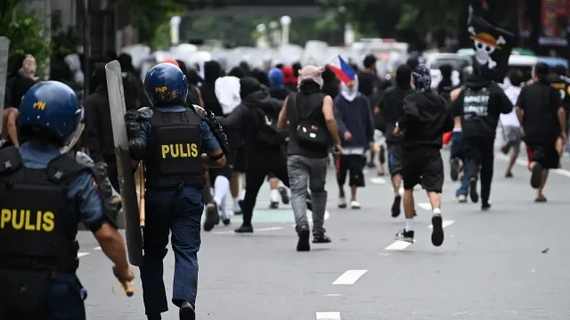 La police disperse des manifestants près du palais Malacanang à Manille, le 21 septembre 2025. Des milliers de Philippins ont défilé à Manille le 21 septembre pour exprimer leur colère face à un scandale grandissant impliquant de faux projets de contrôle des inondations qui auraient coûté des milliards de dollars aux contribuables.