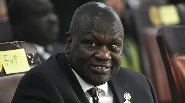 Le vice-président du Soudan du Sud, Riek Machar, assiste à une réunion du pape François avec les autorités, les dirigeants de la société civile et le corps diplomatique, dans le jardin du palais présidentiel à Juba, le 3 février 2023. 