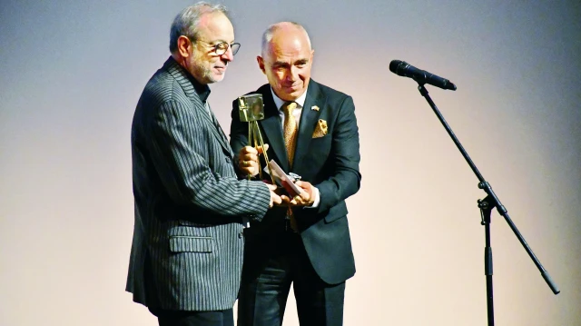 Semih Kaplanoğlu, “Altın Kamera 300” Dünya Sinema Sanatına Olağanüstü Katkı Özel Ödülü’nün sahibi oldu.